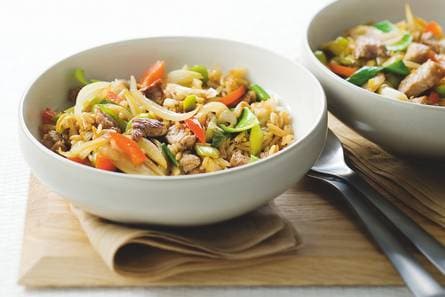 Bonte nasi goreng met prei en paprika