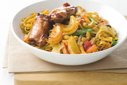 Gebakken mie met kipspareribs