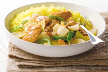 Witte kool en gekruide kip uit de wok