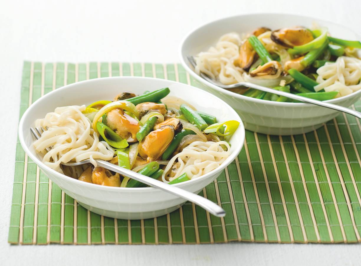 Mie met mosselen in zoetzure saus