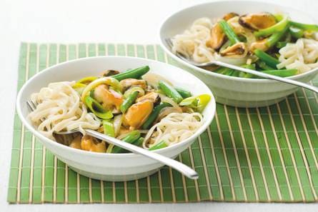Mie met mosselen in zoetzure saus