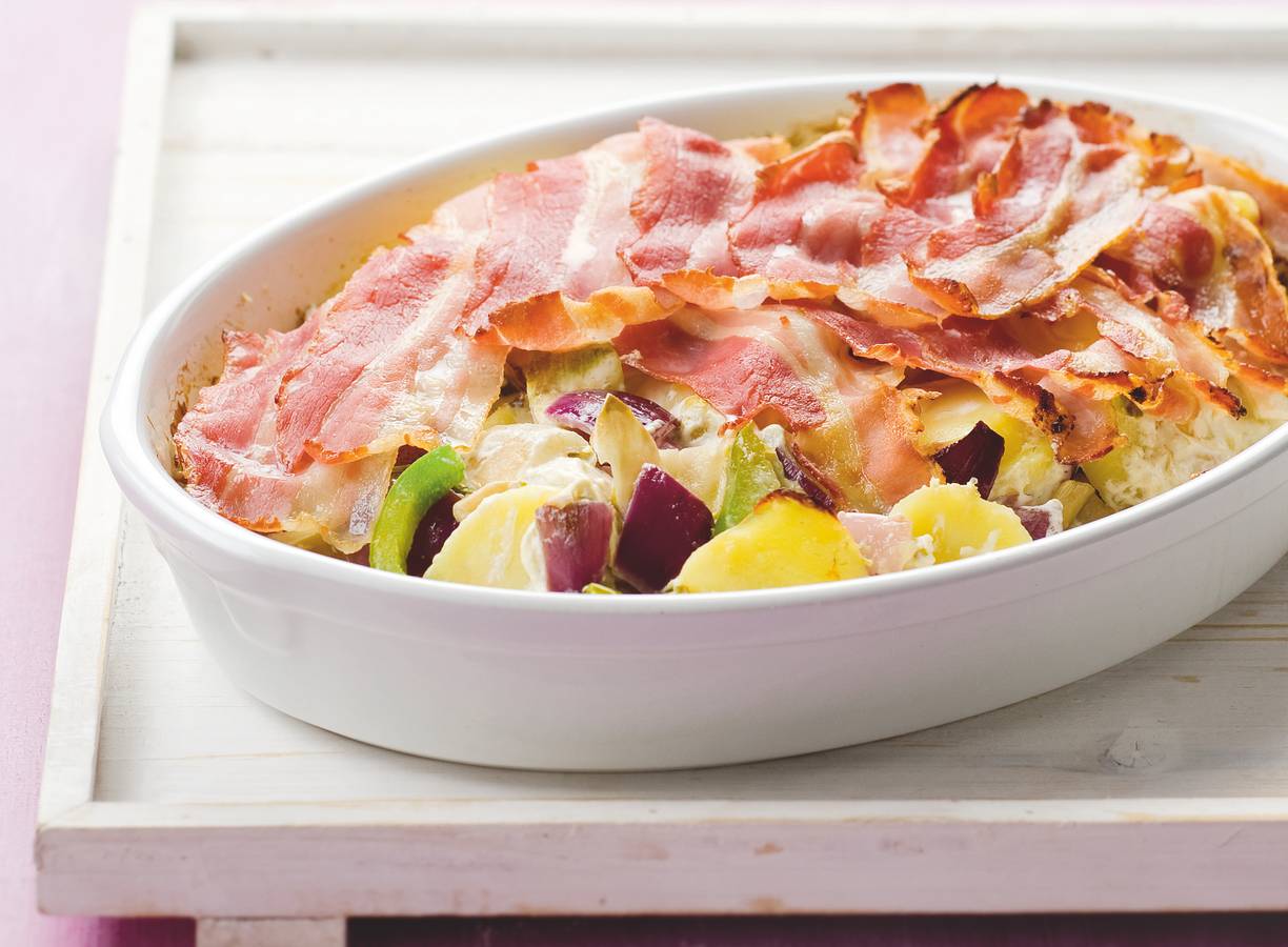 Aardappelschotel met ontbijtspek
