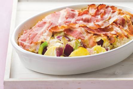 Aardappelschotel met ontbijtspek