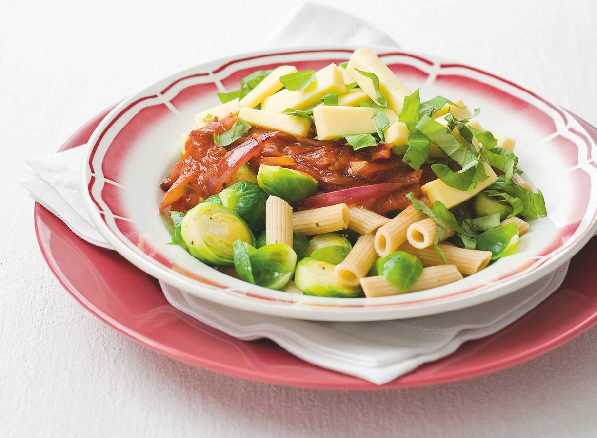 Penne met spruitjes, kaas en tomatensaus