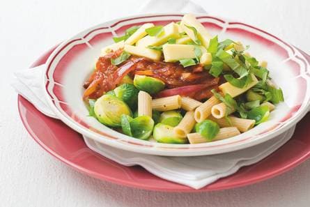 Penne met spruitjes, kaas en tomatensaus