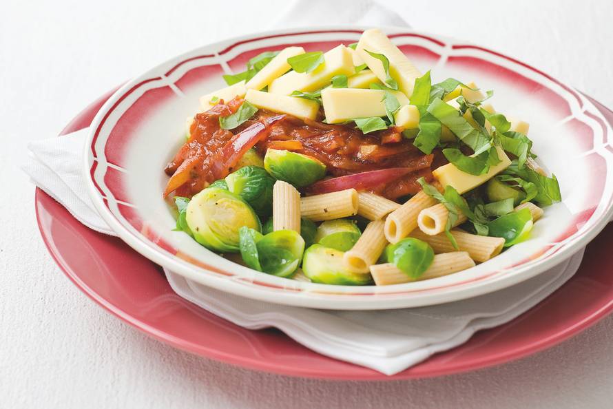 Penne met spruitjes, kaas en tomatensaus