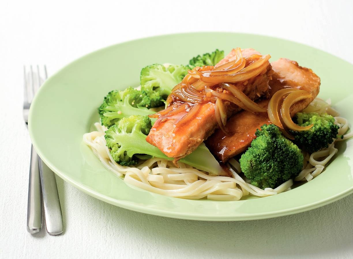 Mie met broccoli, zalm en gembersaus