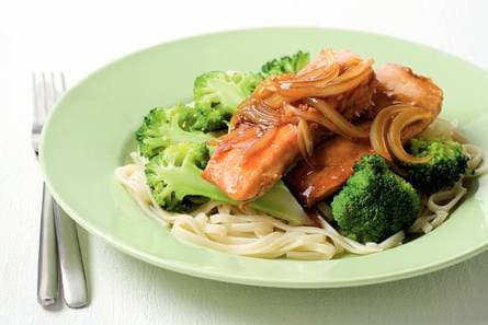 Mie met broccoli, zalm en gembersaus