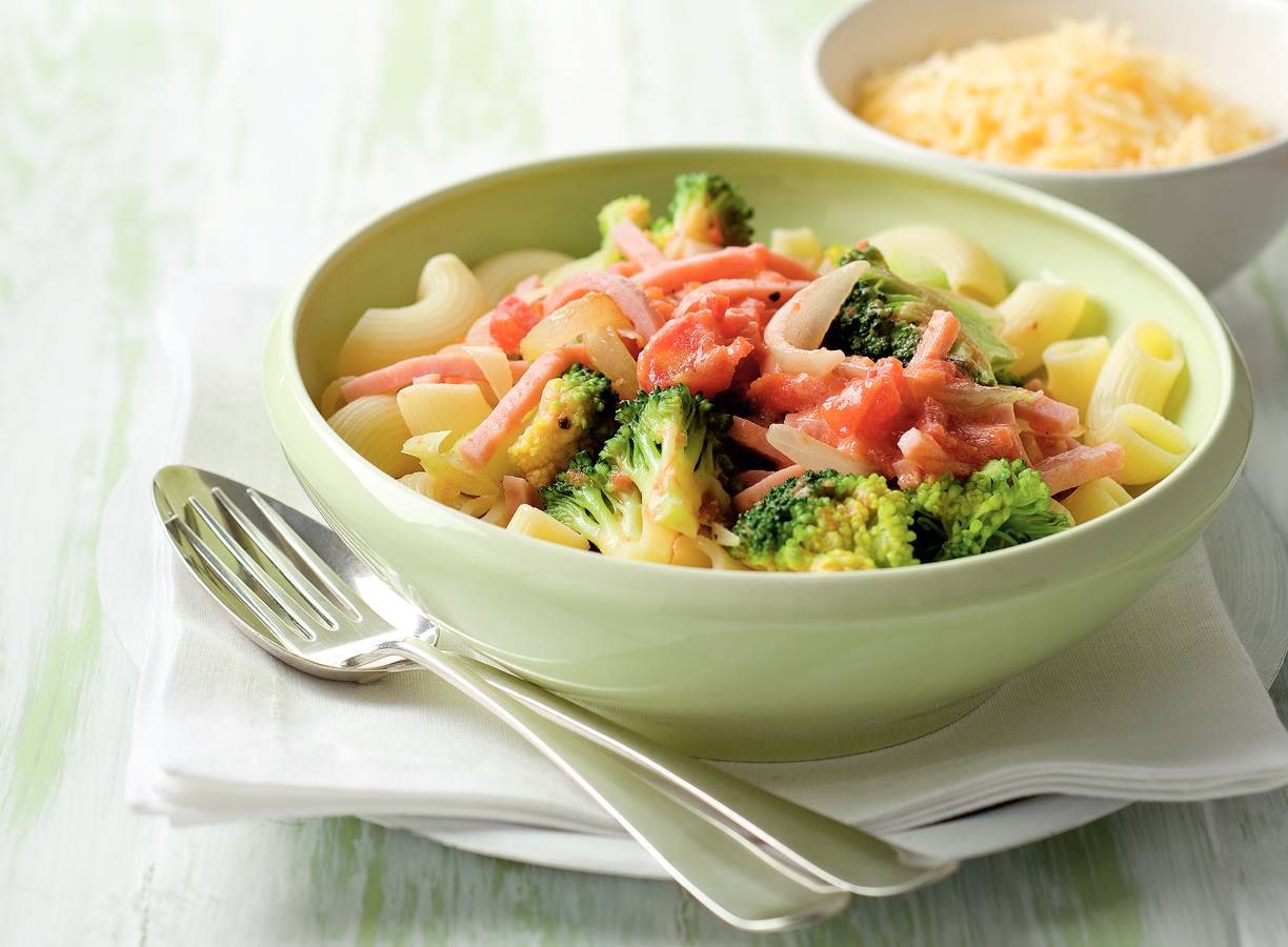 Macaroni met broccoli en ham in roomsaus