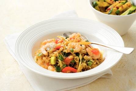 Nasi met roerbakgroente en garnalen