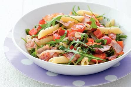 Penne met bacon en rucola