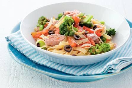 Tagliatelle en broccoli in tonijnsaus