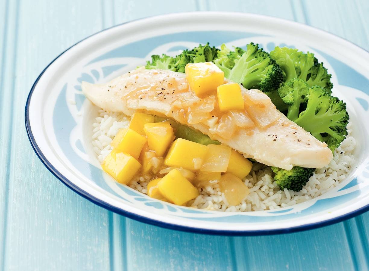 Vis met mango-gembersaus en broccoli