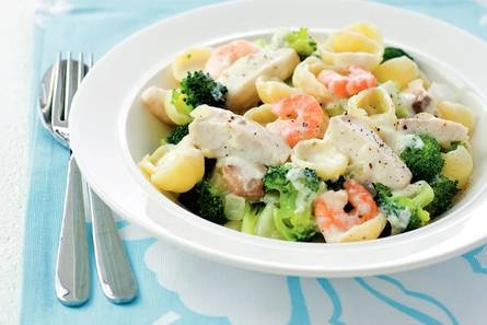 Pasta met vis, garnalen en broccoli
