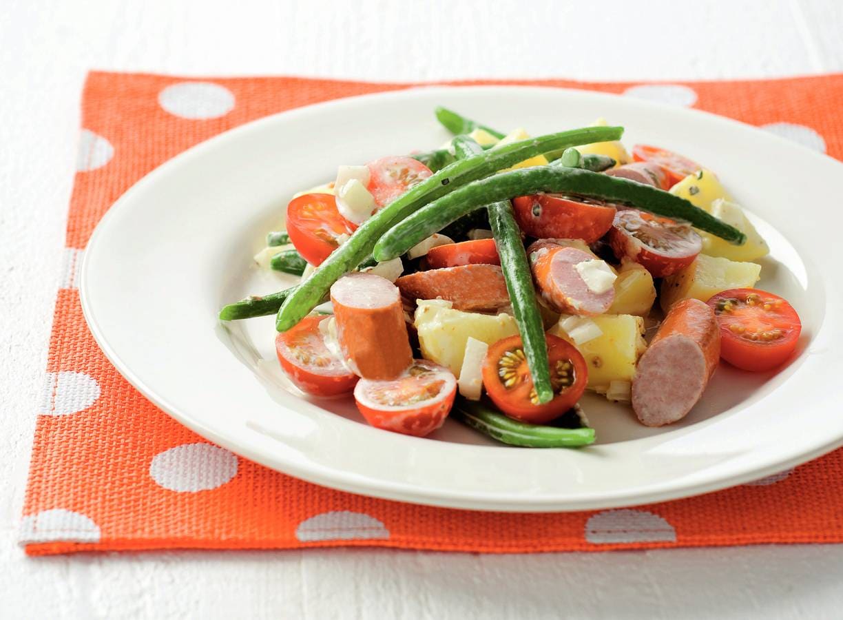 Aardappelsalade met hotdogs
