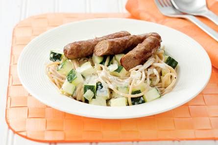 Romige courgettepasta met chipolataworstjes