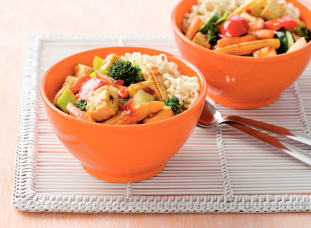 Woknoedels met tofu en minimaïs