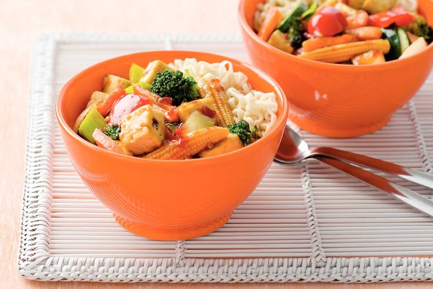 Woknoedels met tofu en minimaïs
