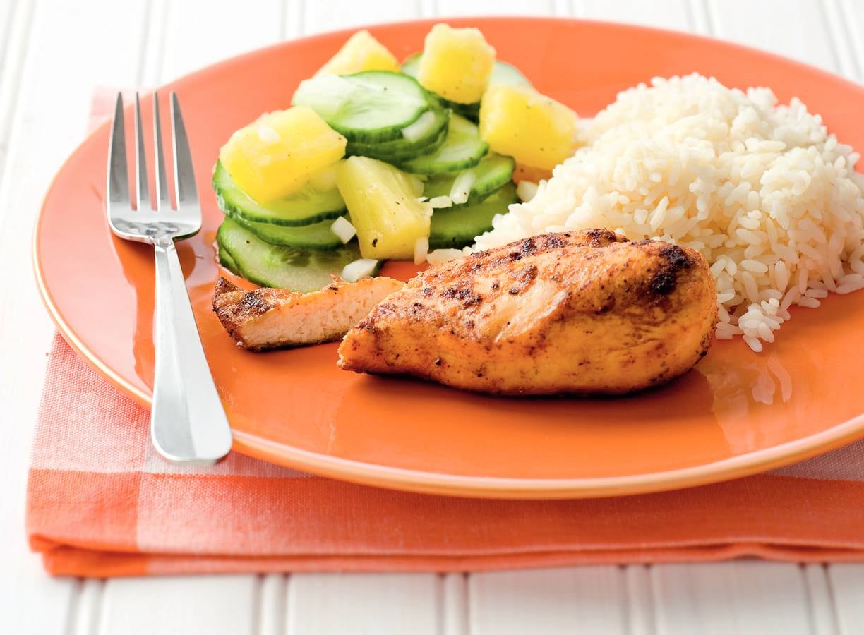 Kip cajun met komkommersalade
