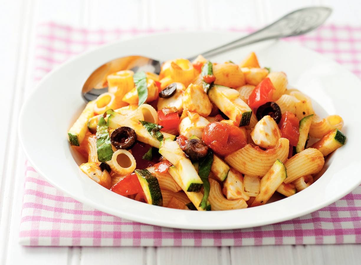 Macaroni met pikante tomatensaus
