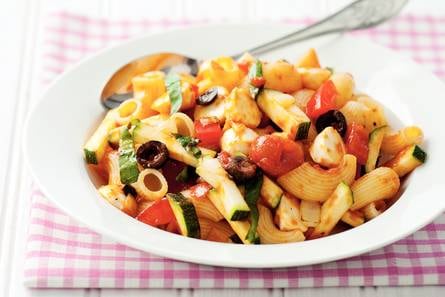 Macaroni met pikante tomatensaus