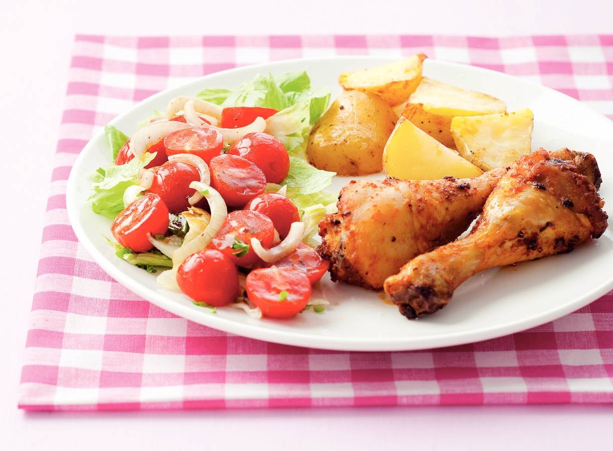 Kipdrumsticks met tomatensalade