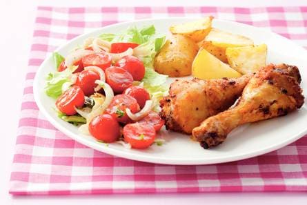 Kipdrumsticks met tomatensalade