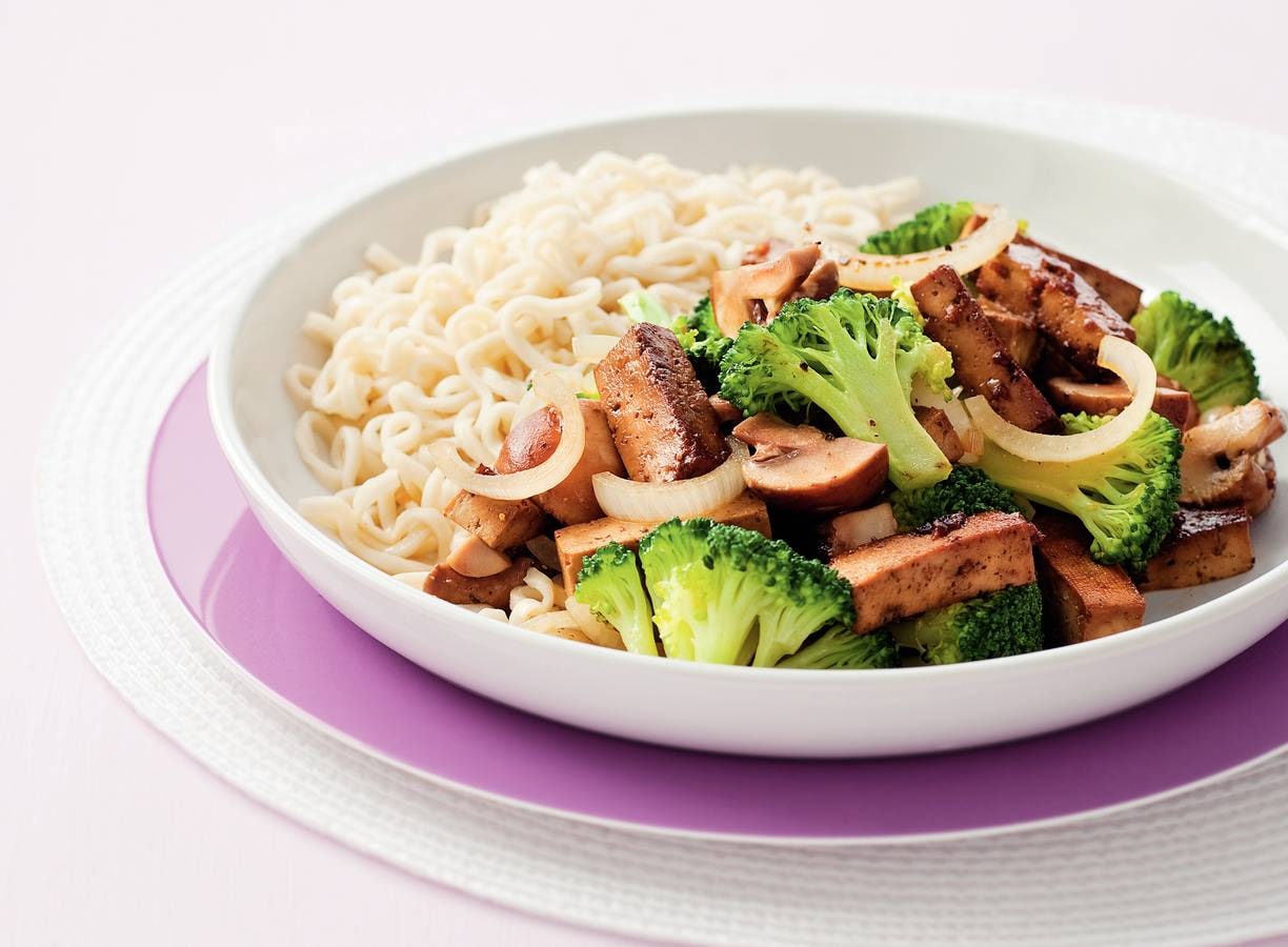 Eiernoedels met groenten en tofu
