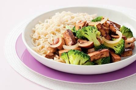 Eiernoedels met groenten en tofu