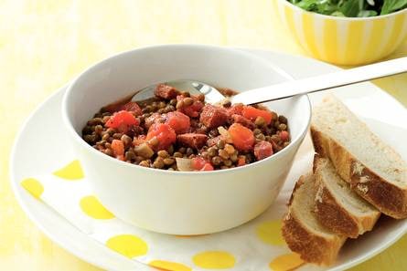 Italiaanse linzen met salami en salade