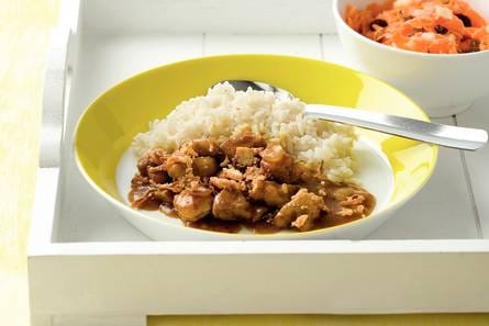Snelle rendang met wortel-rozijnensalade
