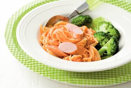 Romige spaghetti met worst en broccoli