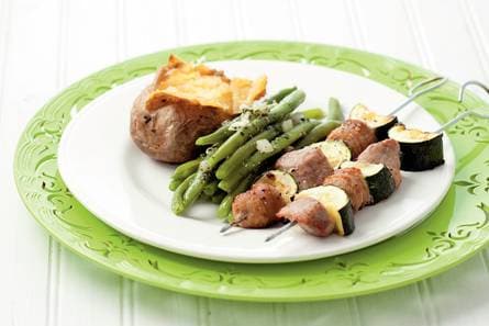 Vleesspies met pesto-bonensalade
