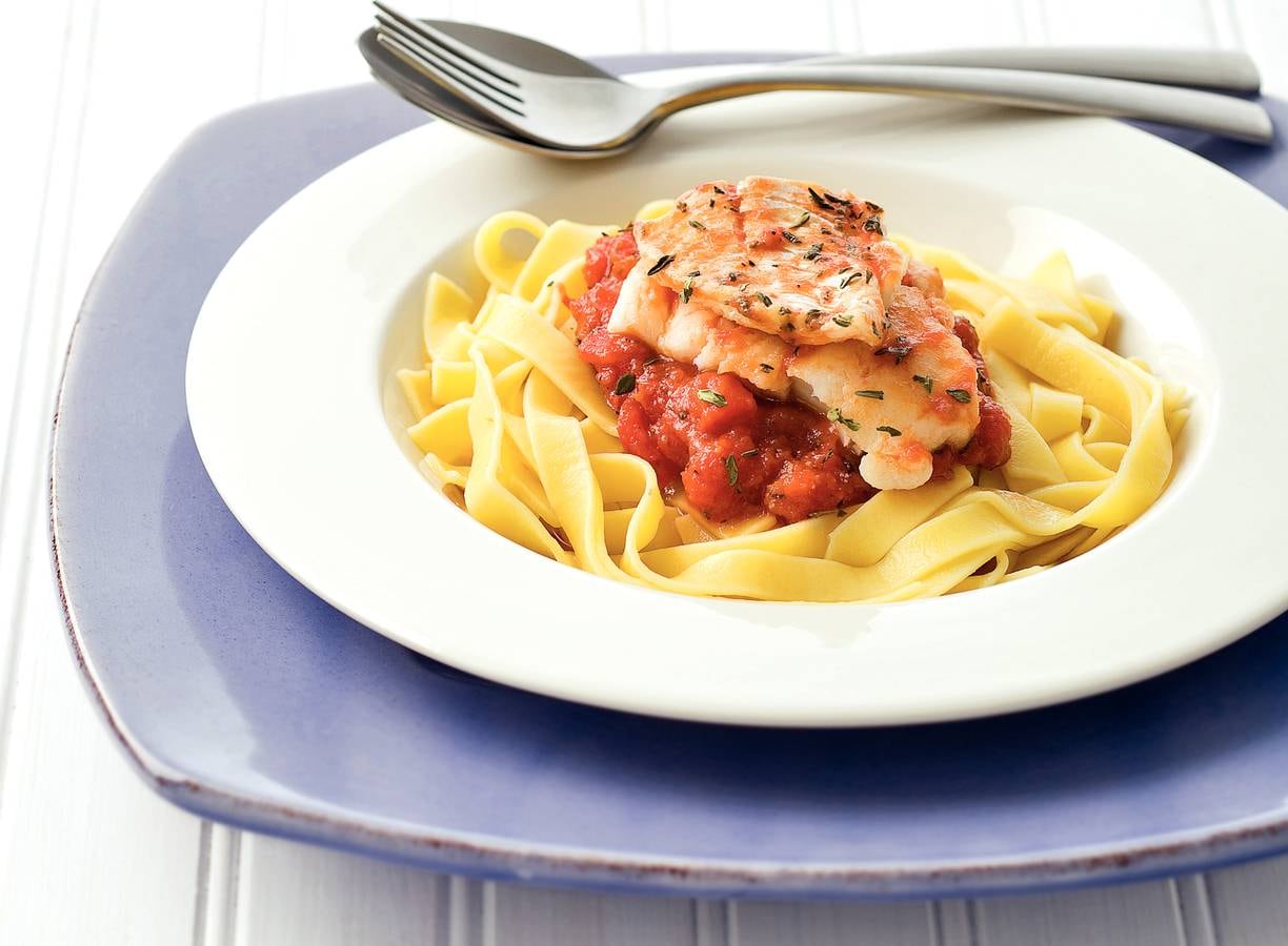 Kabeljauwfilet in mediterrane tomatensaus