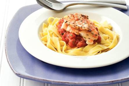 Kabeljauwfilet in mediterrane tomatensaus