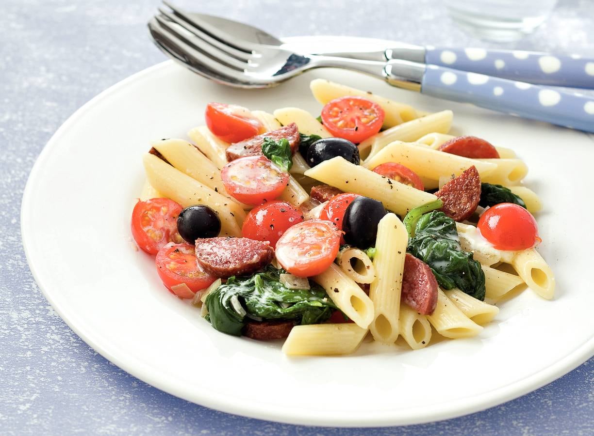Penne met salami, cherrytomaatjes en spinazie