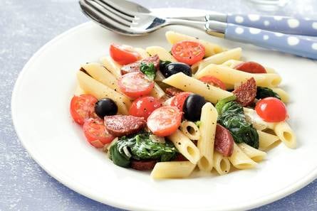 Penne met salami, cherrytomaatjes en spinazie