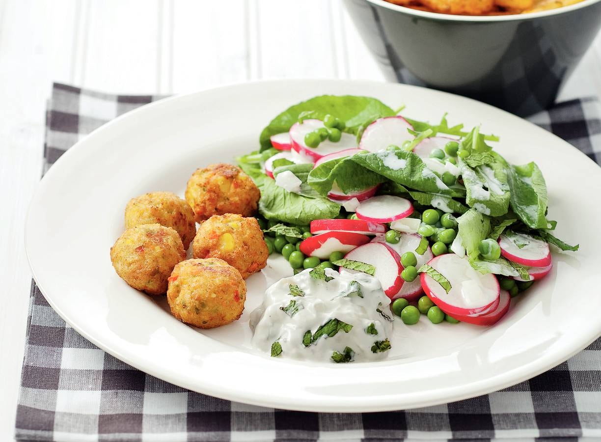 Groenteballetjes met doperwtensalade