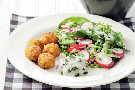 Groenteballetjes met doperwtensalade
