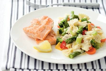 Zalm met groenten en farfalle