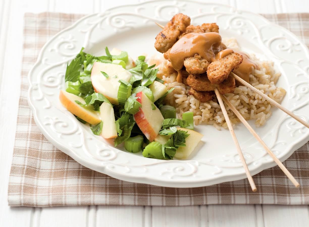 Vegetarische saté met selderij-appelsalade