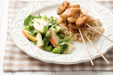 Vegetarische saté met selderij-appelsalade