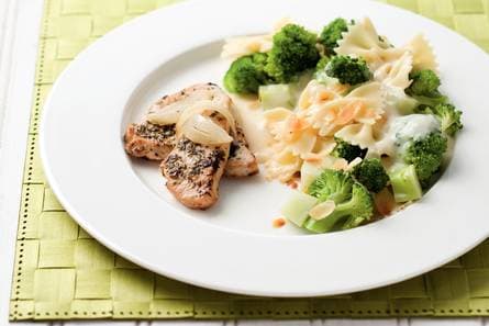 Broccoli met amandelen en kaassaus