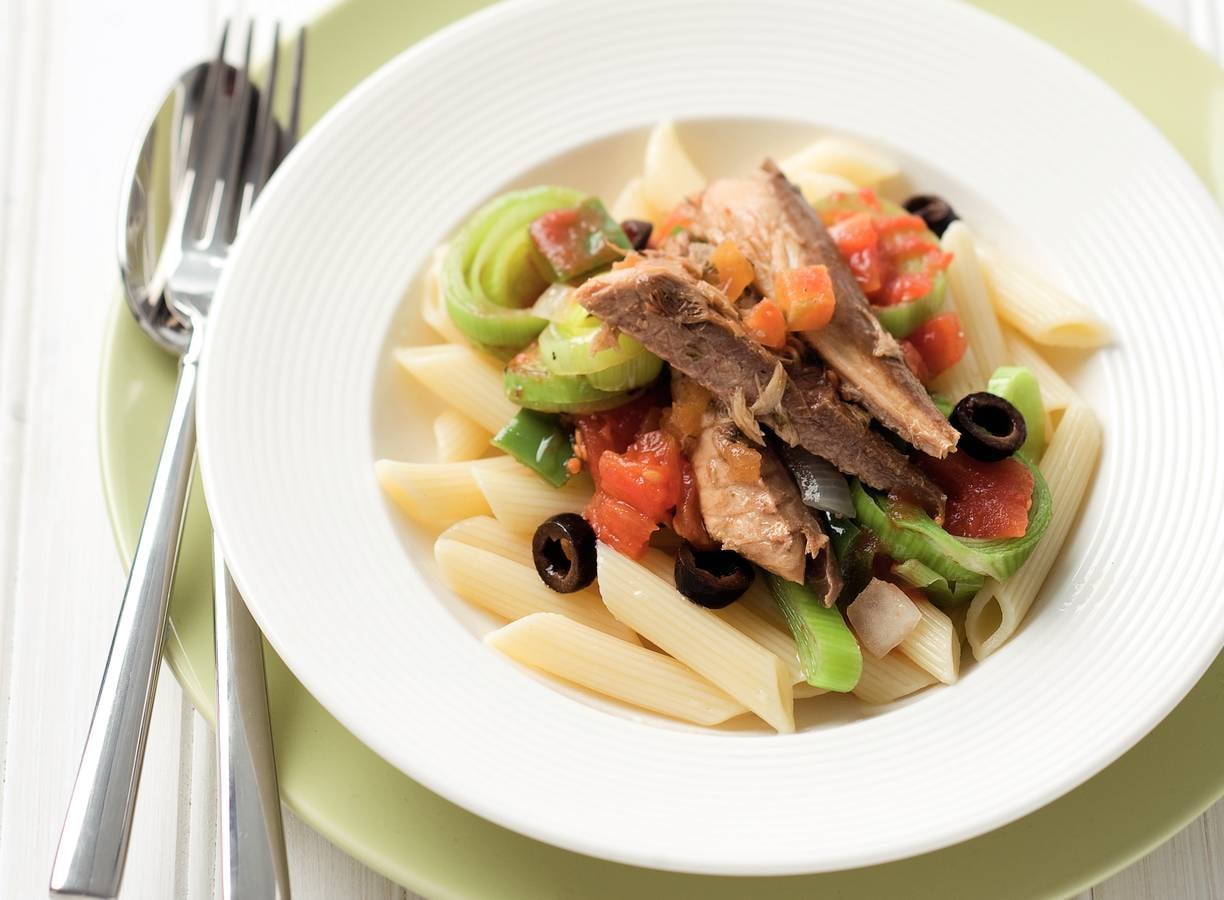 Penne met paprika, prei en makreel