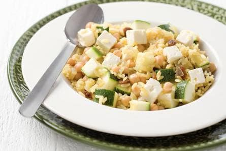 Pilav met kikkererwten en courgette
