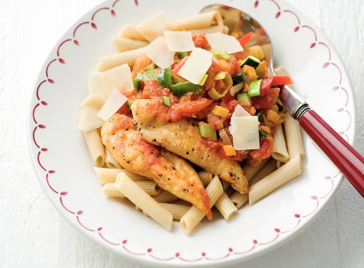 Kippasta met pesto-tomatensaus