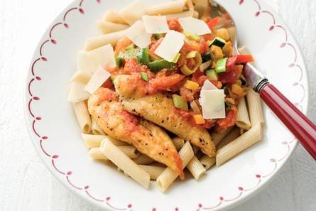Kippasta met pesto-tomatensaus