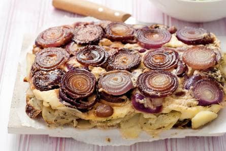 Gratin van rode uien en aardappel