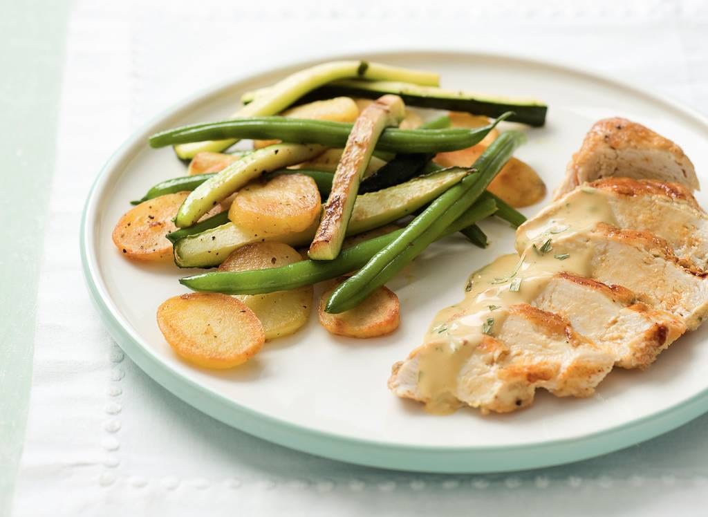 Kip met gebakken aardappelschijfjes en salade recept - Allerhande