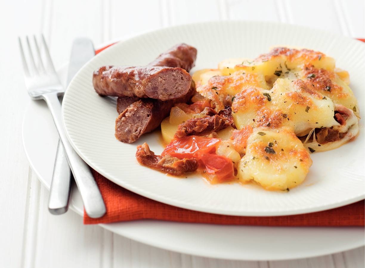 Italiaanse aardappelschotel met worstjes